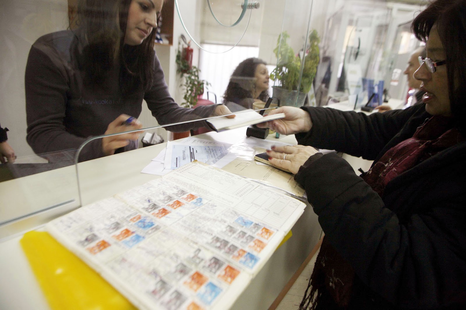 Συντάξεις – Ποιοι κερδίζουν, ποιοι χάνουν αν βγουν εκτός εργασίας πριν από τα 62 έτη