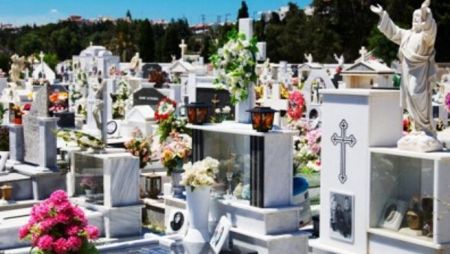 Κορωνοϊός – Νέα τρέλα των αρνητών οι εκταφές νεκρών – Τι βρίσκεται πίσω από τις μαζικές αιτήσεις
