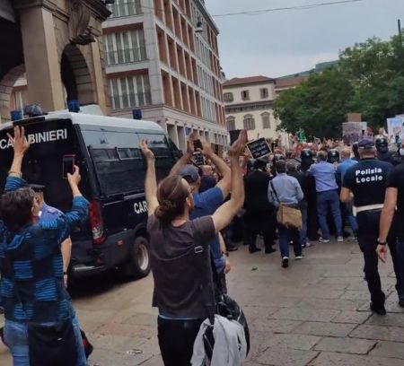 Ιταλία – Ένταση σε διαδήλωση 1.500 αντιεμβολιαστών στο Μιλάνο για το πράσινο πάσο