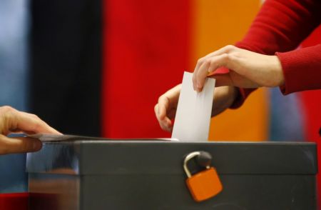 Γερμανία – Ανοιξαν οι κάλπες  – Αναποφάσιστοι οι πολίτες, αβέβαιο το αποτέλεσμα