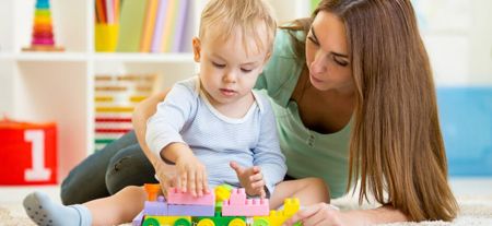 Ερχονται οι «Νταντάδες της Γειτονιάς» – Πότε ξεκινά το πρόγραμμα, οι δικαιούχοι