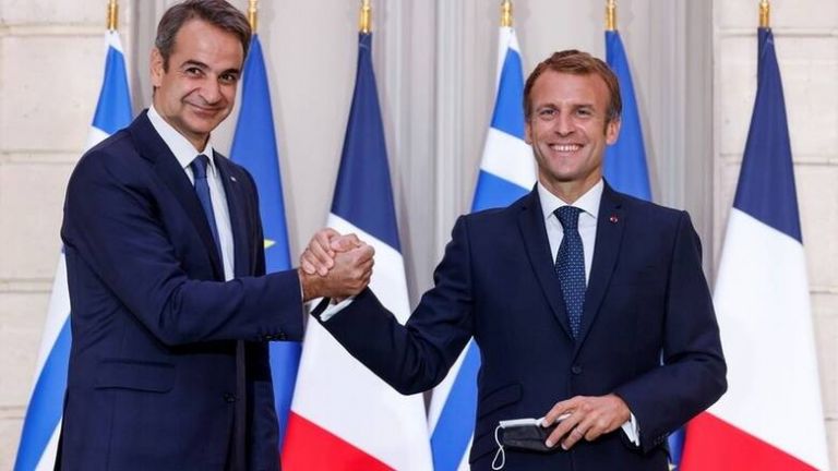 Macron, Mitsotakis announce mutual defence pact, Greek procurement of French frigates | tovima.gr
