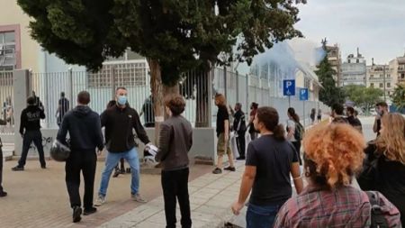 Θεσσαλονίκη – Επίθεση με καδρόνια, λοστούς και πέτρες σε αντιφασιστική συγκέντρωση φοιτητών