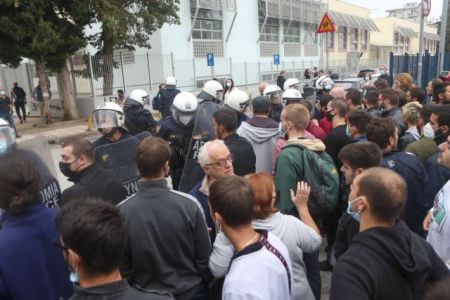 Θεσσαλονίκη – Γονείς σπεύδουν να πάρουν τους εγκλωβισμένους μαθητές – Τι καταγγέλλουν οι φοιτητές