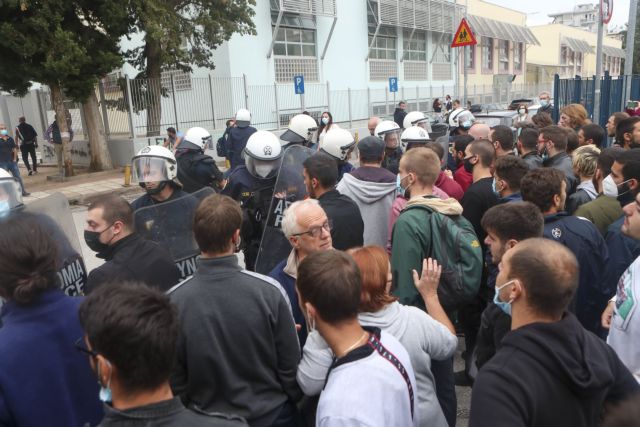 Θεσσαλονίκη – Γονείς σπεύδουν να πάρουν τους εγκλωβισμένους μαθητές – Τι καταγγέλλουν οι φοιτητές | tovima.gr