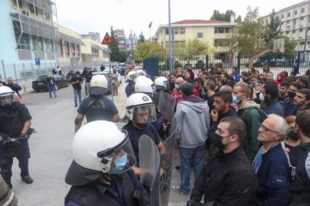Θεσσαλονίκη – Νέα επεισόδια στη Σταυρούπολη – Κουκουλοφόροι επιτέθηκαν με μολότοφ στην αντιφασιστική συγκέντρωση