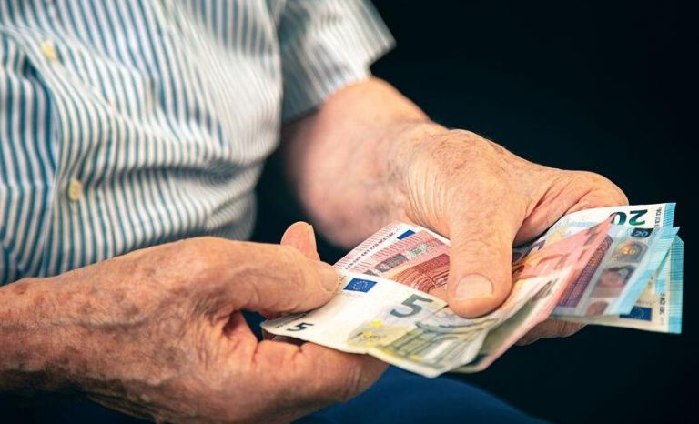 Διευκρινίσεις από ΕΦΚΑ για αναδρομικά συνταξιούχων – Ποιοι είναι δικαιούχοι | tovima.gr