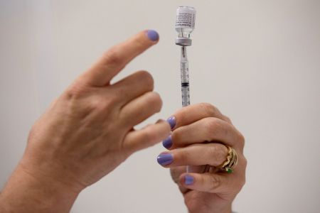 Εμβόλιο – Τη Δευτέρα η απόφαση της ΕΕ για την αναμνηστική δόση της Pfizer