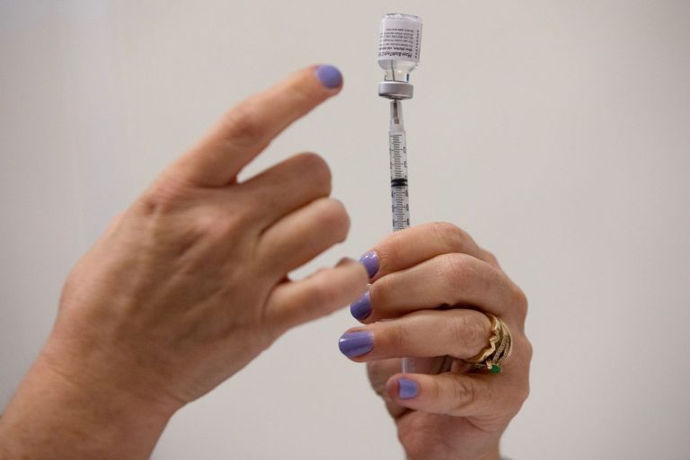 Εμβόλιο – Τη Δευτέρα η απόφαση της ΕΕ για την αναμνηστική δόση της Pfizer | tovima.gr