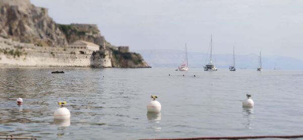 Στην Κέρκυρα μεριμνούν για την ασφαλή κολύμβηση των τυφλών | tovima.gr
