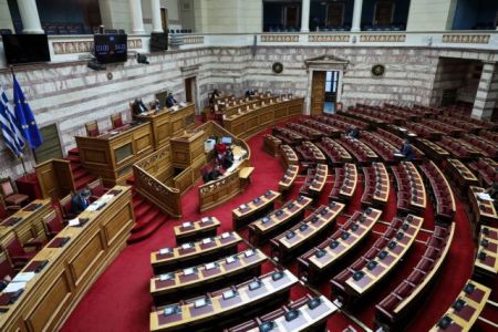 Βουλή – Κόντρα για το ν/σ για την κοινωνική προστασία – Καταψηφίζει η αντιπολίτευση