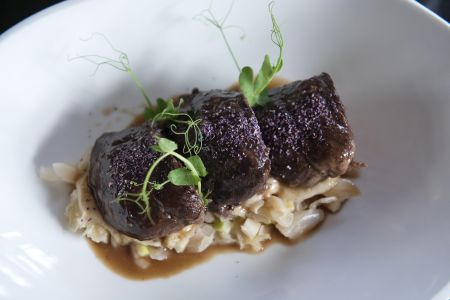 Χοιρινά μάγουλα με λάχανο τουρσί