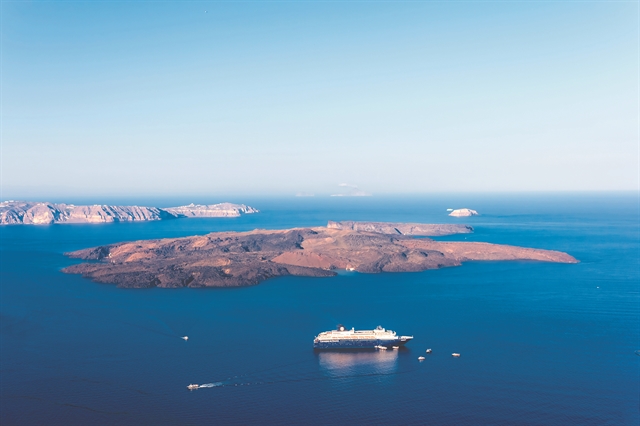 Η θάλασσα «ξυπνάει» το ηφαίστειο της Σαντορίνης