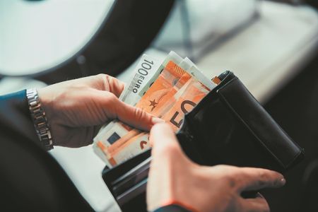 Αργή επάνοδος των μισθώνστα προ πανδημίας επίπεδα