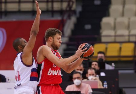 Βεζένκοφ – «Έχουμε 12 παίκτες οι οποίοι μπορούν να βοηθήσουν εξίσου»