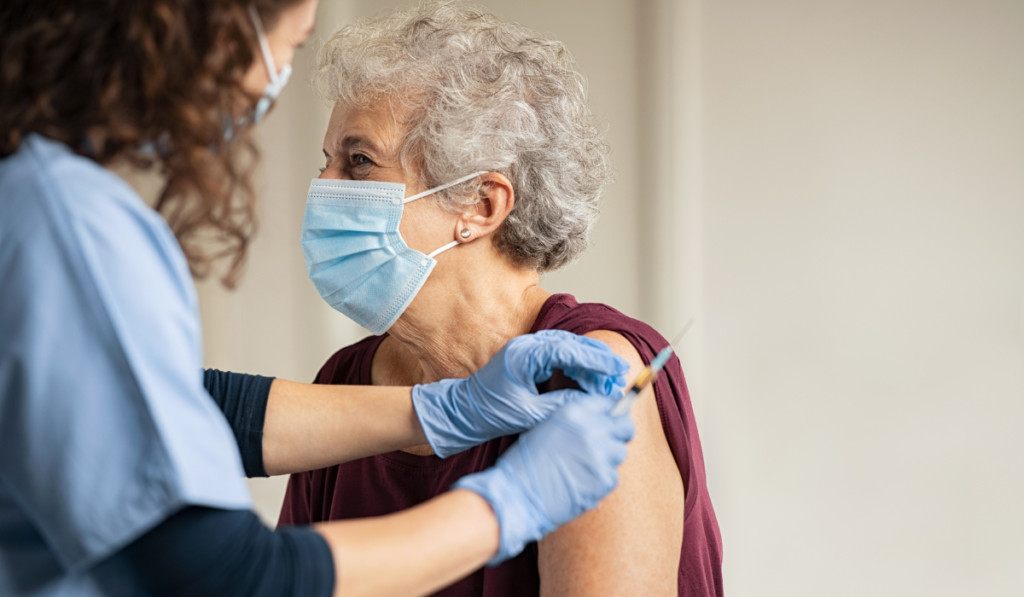 Διπλή γραμμή άμυνας για τον κορωνοϊό ενόψει ενός ακόμη δύσκολου χειμώνα