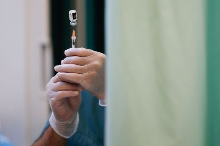 Κορωνοϊός – Υπό περιορισμό οι ανεμβολίαστοι   – Στο «τραπέζι» αυστηρή καραντίνα και υποχρεωτικός εμβολιασμός