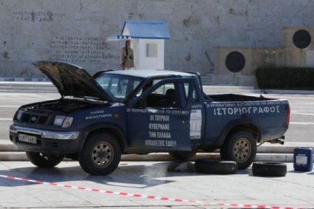 Βουλή – Τι ζητούσε από Μητσοτάκη, Σακελλαροπούλου ο αγρότης που απειλούσε να ανατιναχθεί