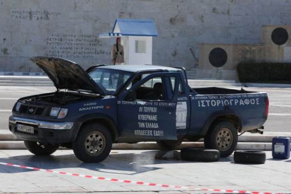 Βουλή – Τι ζητούσε από Μητσοτάκη, Σακελλαροπούλου ο αγρότης που απειλούσε να ανατιναχθεί