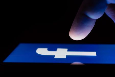 Δημοσίευμα «βόμβα» – Αναφορές ότι πωλούνται δεδομένα δισεκατομμυρίων χρηστών του Facebook σε χάκερ