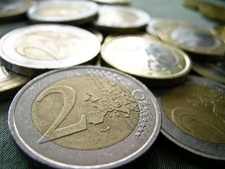 Πλαστά κέρματα των δύο ευρώ «κατέκλυσαν» την αγορά – Έτσι θα τα ξεχωριζετε