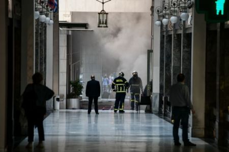 Από βραχυκύκλωμα η φωτιά στο υπόγειο τράπεζας στη Σταδίου – Εκκενώθηκε το κτίριο