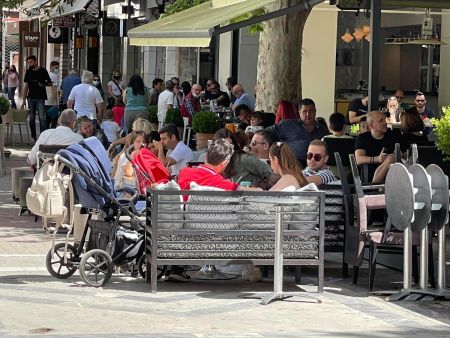 Κορωνοϊός – Επιστροφή στην κανονικότητα για τους εμβολιασμένους – Τα ρίσκα και η κριτική για την χαλάρωση των μέτρων