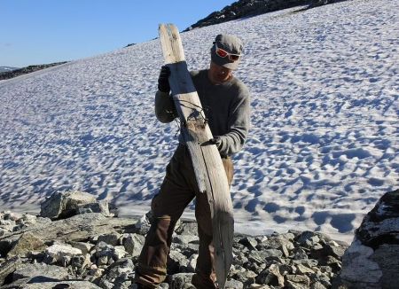 Νορβηγία – Ανακαλύφθηκε το αρχαιότερο ζευγάρι ξύλινων πέδιλων σκι ηλικίας 1.300 ετών