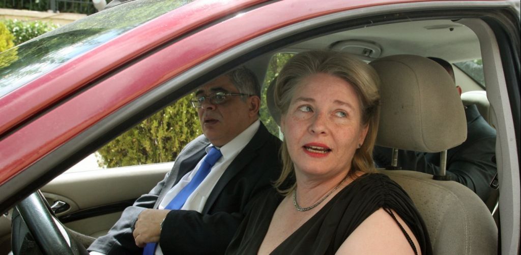 Πεύκη – Εμπρηστική επίθεση στο ΙΧ της Ελένης Ζαρούλια, συζύγου του Μιχαλολιάκου