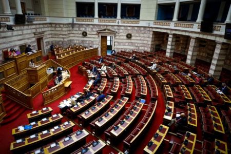 Σύγκρουση πολιτικών αρχηγών στη Βουλή για την αμυντική συμφωνία Ελλάδας – Γαλλίας
