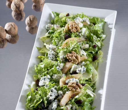 Πράσινη σαλάτα με ψητά αχλάδια και μπλε τυρί