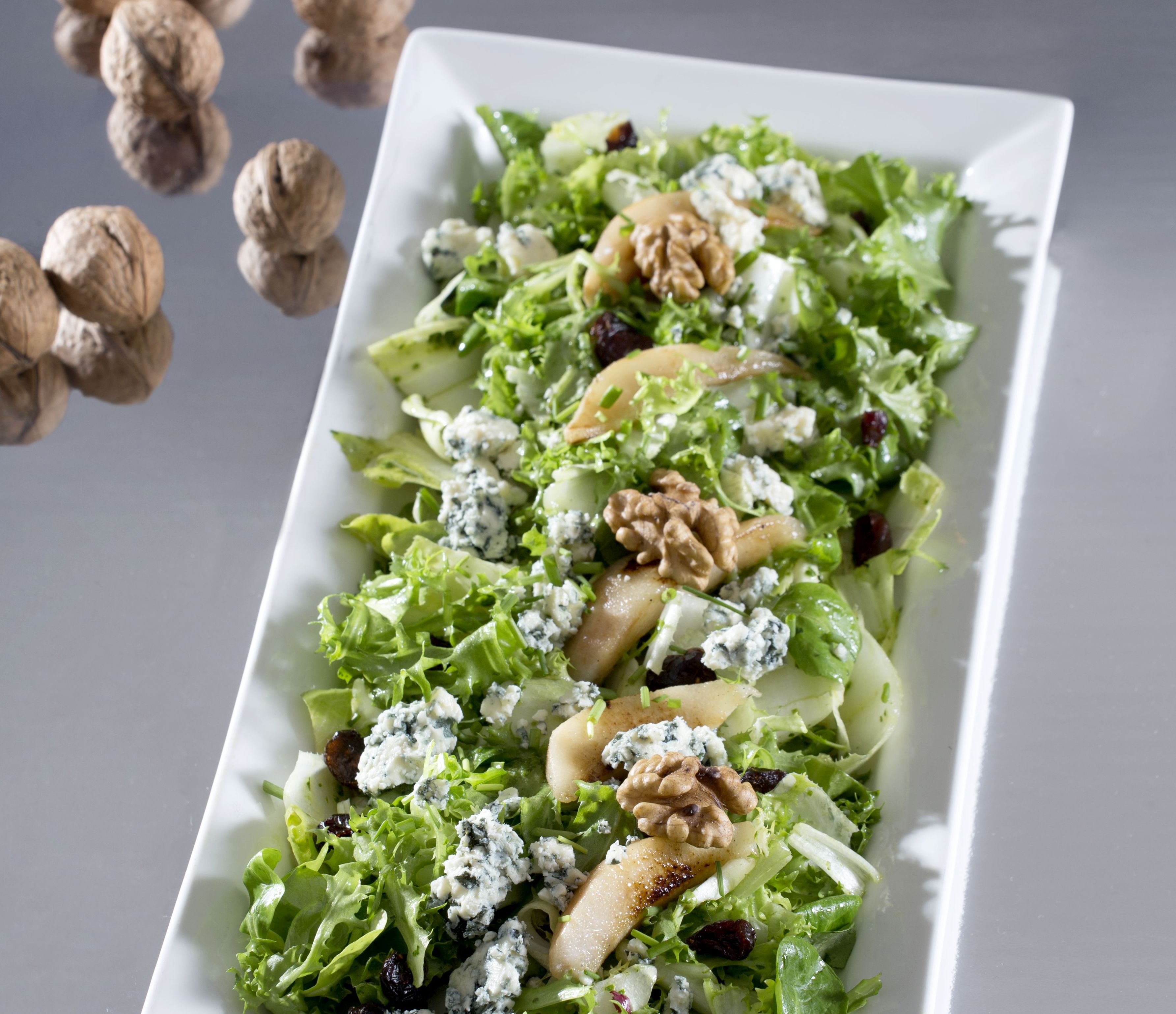 Πράσινη σαλάτα με ψητά αχλάδια και μπλε τυρί