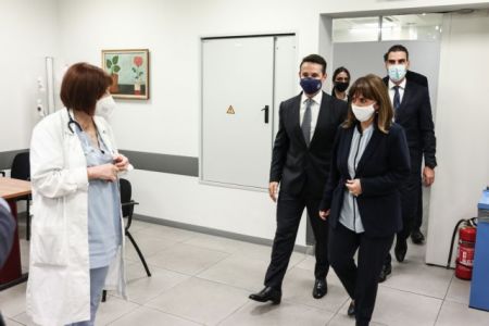 Η Σακελλαροπούλου έκανε την τρίτη δόση – Το μήνυμά της