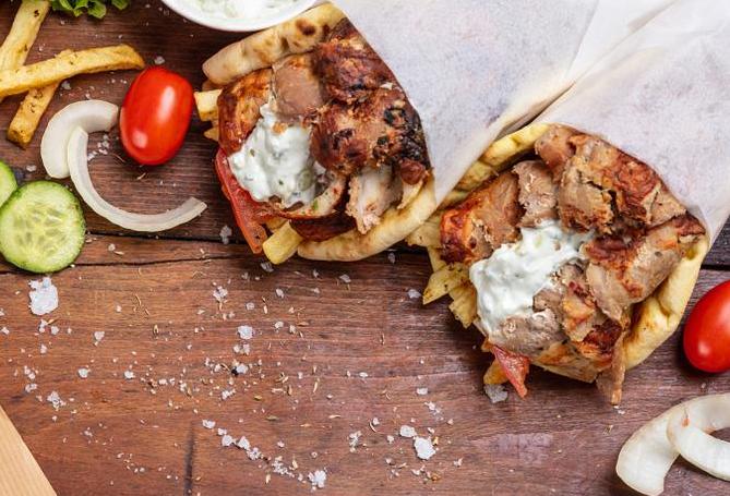 Οι ανατιμήσεις παρασύρουν και του σουβλάκι – Θα ξεπεράσει τα 3 ευρώ