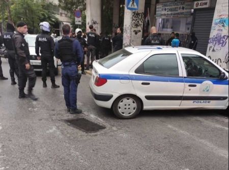 Πυροβολισμοί στο κέντρο της Αθήνας – Ενας τραυματίας – ΙΧ έπεσε σε μηχανές της ΔΙ.ΑΣ