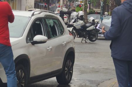 Πυροβολισμοί στην Αθήνα – Kλεμμένο από σχολείο το αυτοκίνητο που έπεσε σε μηχανές της ΔΙ.ΑΣ