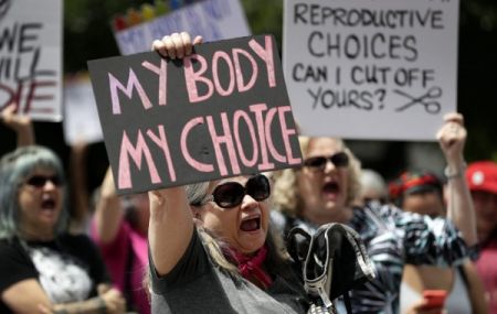 ΗΠΑ – Το Τέξας επαναφέρει νόμο που απαγορεύει τις αμβλώσεις