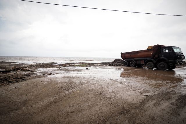 Κακοκαιρία «Αθηνά» – Σαρώνει τη χώρα – Μεγάλες καταστροφές σε Εύβοια, Πήλιο και Λάρισα – Τι αναμένεται τις επόμενες ώρες