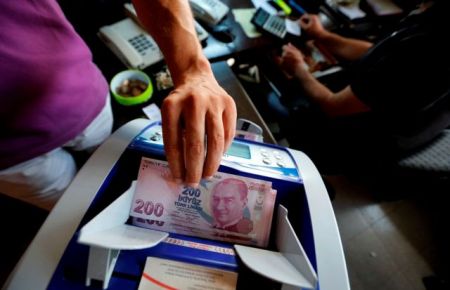 Η λίρα Τουρκίας ξανά στο μικροσκόπιο των αγορών