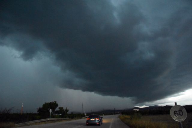 Κακοκαιρία «Αθηνά» – Βράχοι καταπλάκωσαν σπίτια και Ι.Χ. – Ανοιξαν οι δρόμοι