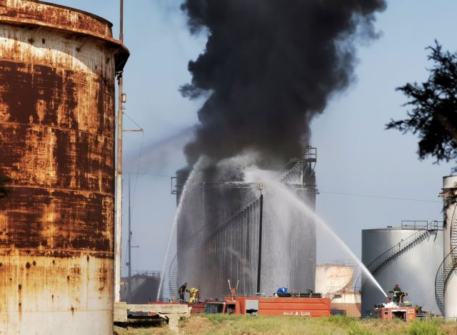 Λίβανος – Στις φλόγες δεξαμενή βενζίνης σε πετρελαϊκές εγκαταστάσεις – Φόβοι για έκρηξη