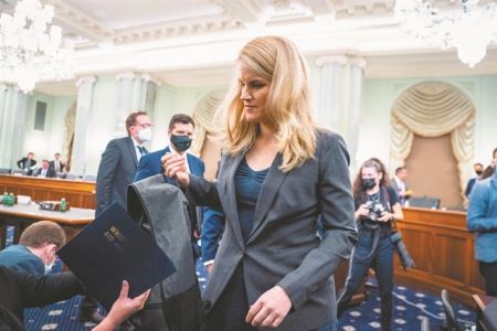 Στη φόρα το σκοτεινό πρόσωπο του Mr. Facebook