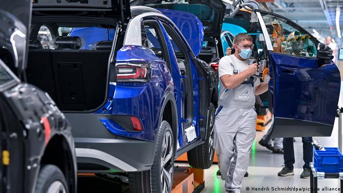 «Καμπανάκι» για χιλιάδες θέσεις εργασίας στην VW