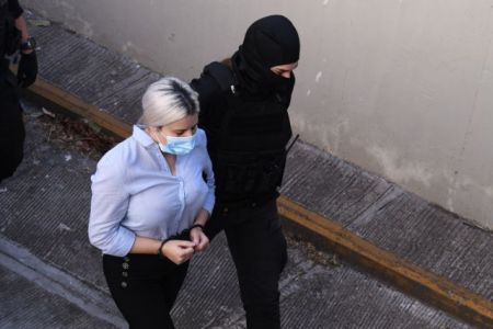 Επίθεση με βιτριόλι – Ξεκινά η απολογία της 37χρονης – Στο δικαστήριο και η Ιωάννα