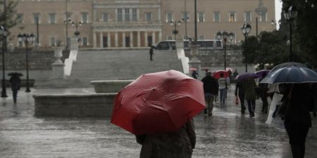 «Μπάλλος» – Ζημιές στο κτίριο της Βούλης – Έπεσε μάρμαρο 150 ετών