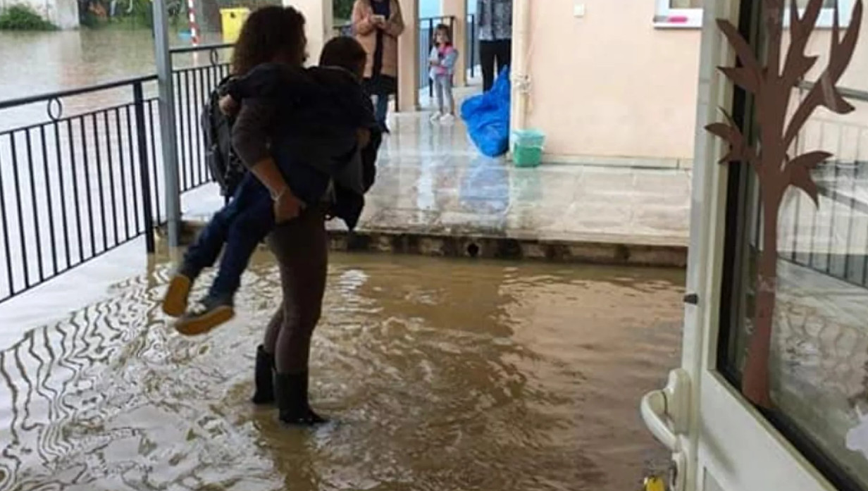 Κέρκυρα – Εκπαιδευτικοί μεταφέρουν μικρά παιδιά έξω από πλημμυρισμένα σχολεία