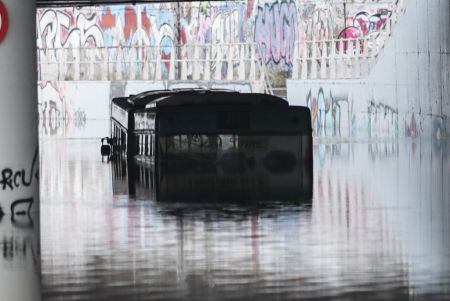 Πατούλης για κακοκαιρία – Πώς ένα λεωφορείο πήγε να περάσει βλέποντας μια λίμνη μπροστά του;