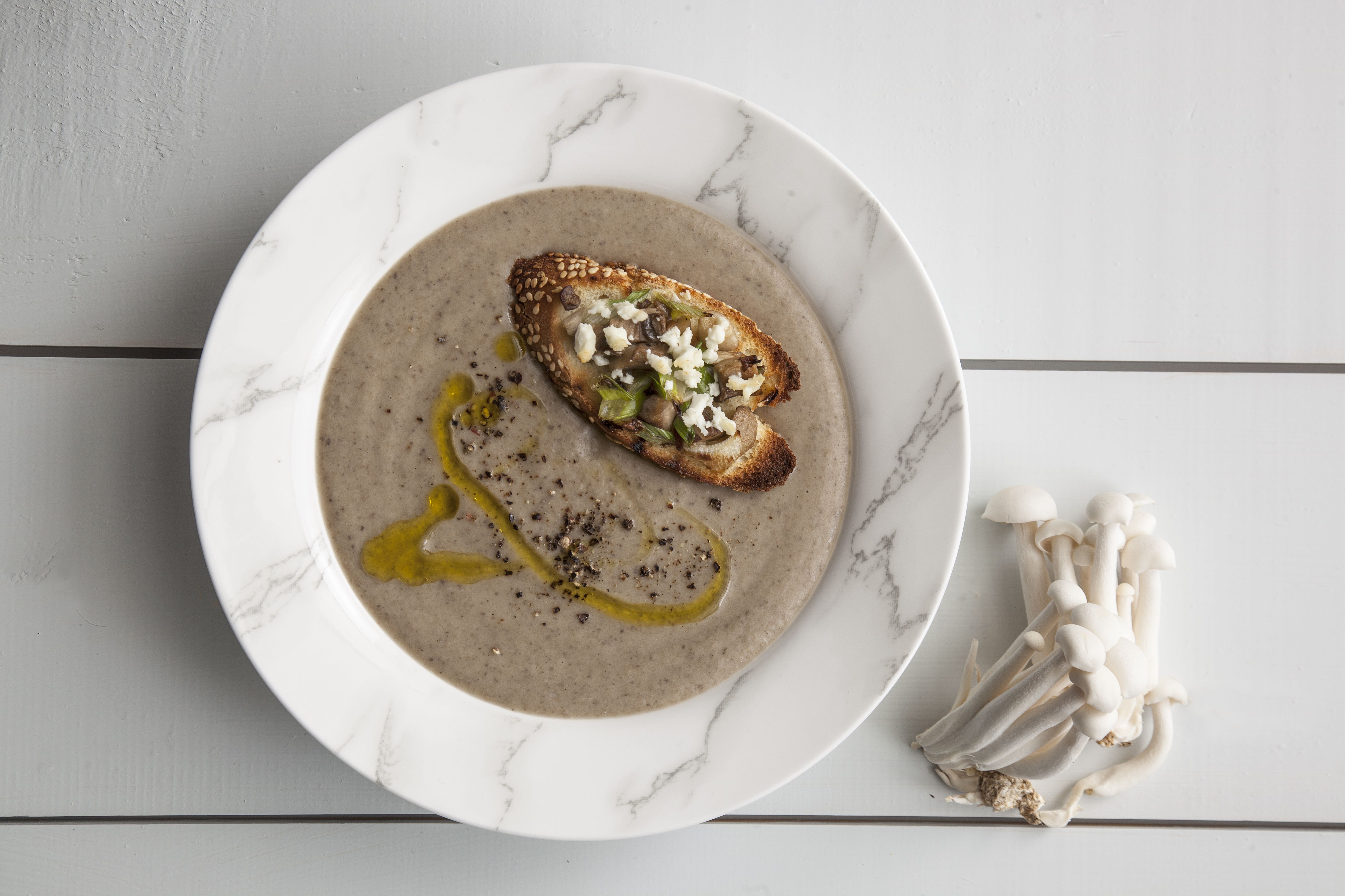 Σούπα βελουτέ με ποικιλία μανιταριών