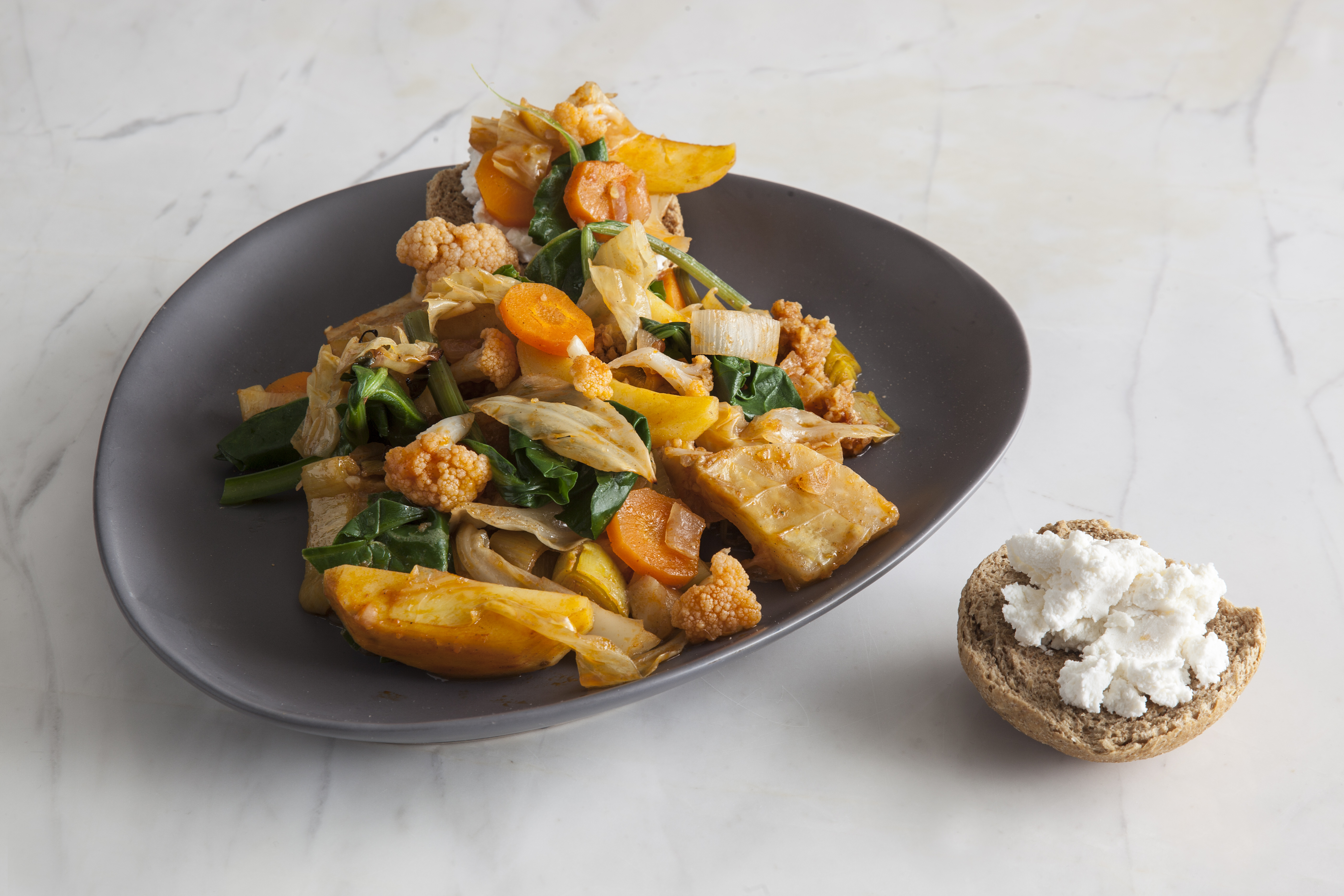 Μπριάμ με λαχανικά εποχής και ξινόχοντρο