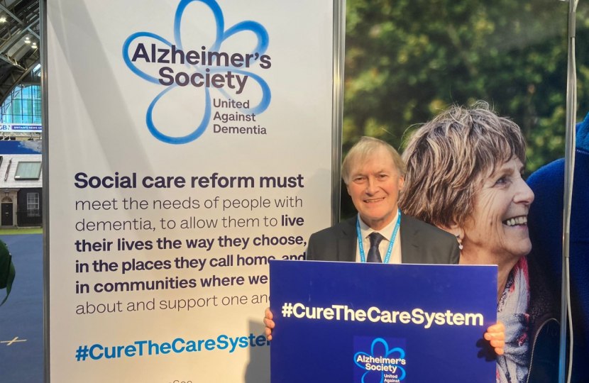 Βρετανία – Η κυβέρνηση εξετάζει τρόπους για να ενισχυθεί η ασφάλεια των βουλευτών μετά τη δολοφονία Έιμες